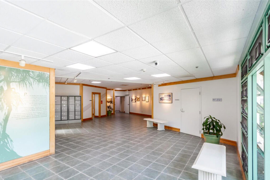 215_North_King_Street_-_Lobby