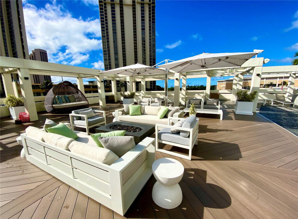Ala_Moana_Hotel_-_Outdoor_Lounging