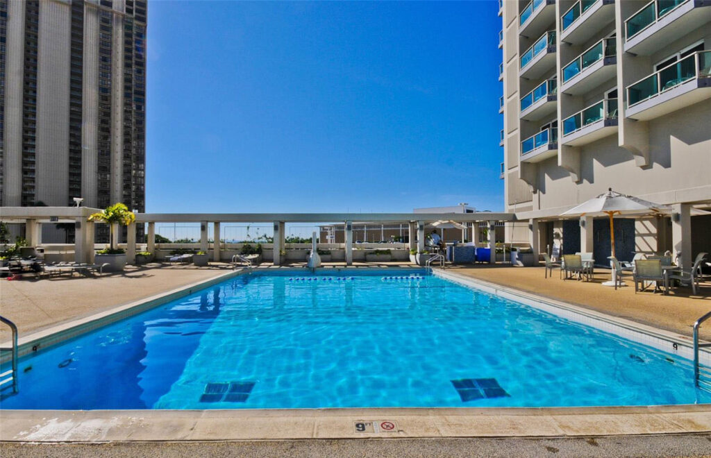 Ala_Moana_Hotel_-_Pool