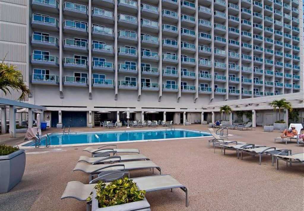 Ala_Moana_Hotel_-_Pool_Deck