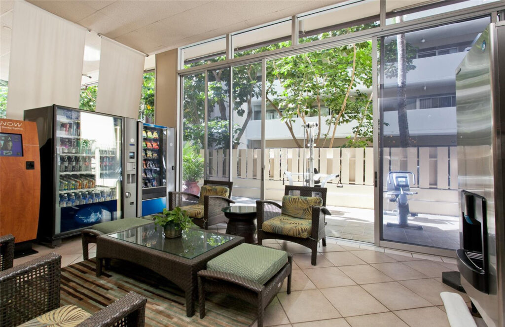 Aloha_Surf_Hotel_-_Lobby_Seating