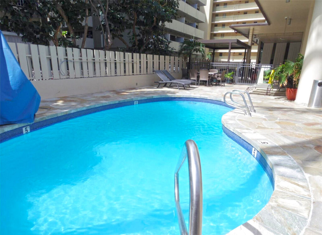 Aloha_Surf_Hotel_-_Pool