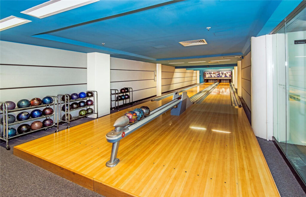 Honolulu_Park_Place_-_Bowling_Alley