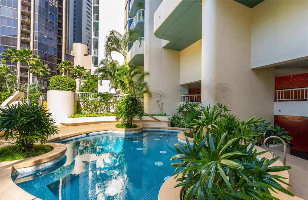 Honolulu_Park_Place_-_Hot_Tub