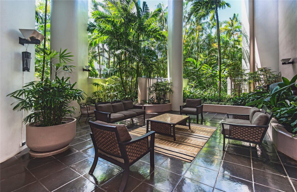 Honolulu_Park_Place_-_Lobby