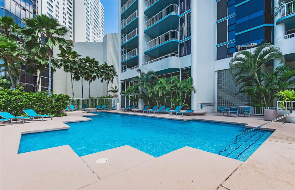 Honolulu_Park_Place_-_Pool