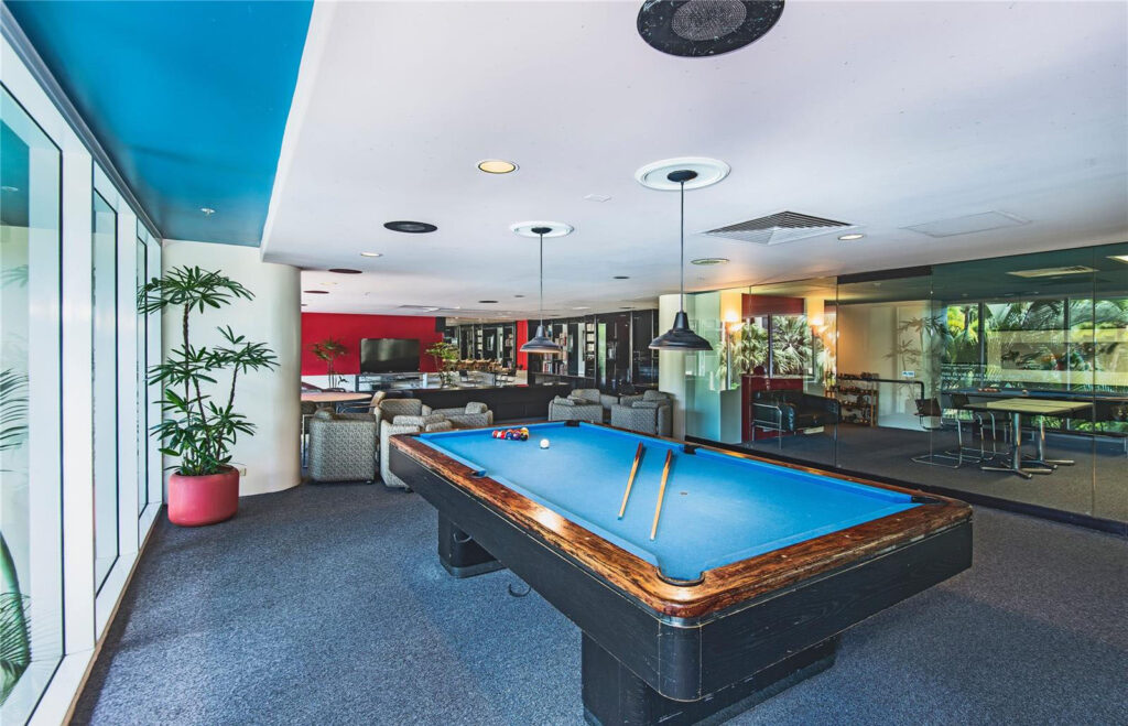 Honolulu_Park_Place_-_Pool_Table