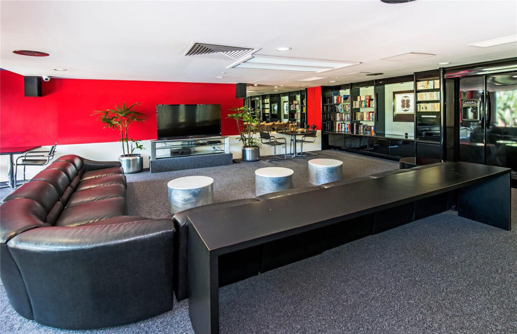 Honolulu_Park_Place_-_Recreation_Room