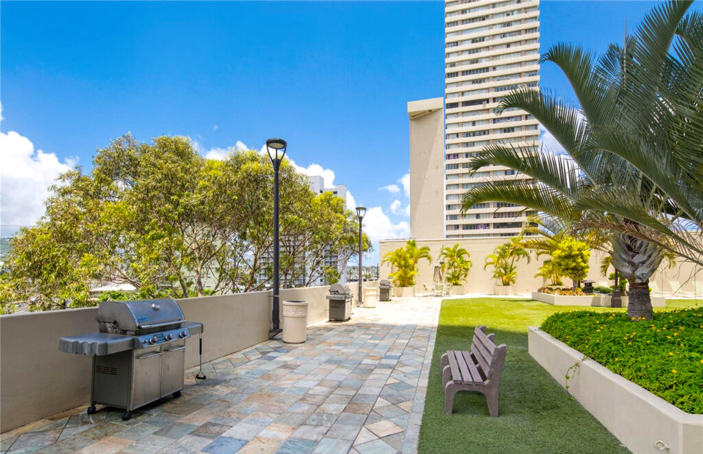 Iolani_Court_Plaza_-_BBQ_Grills