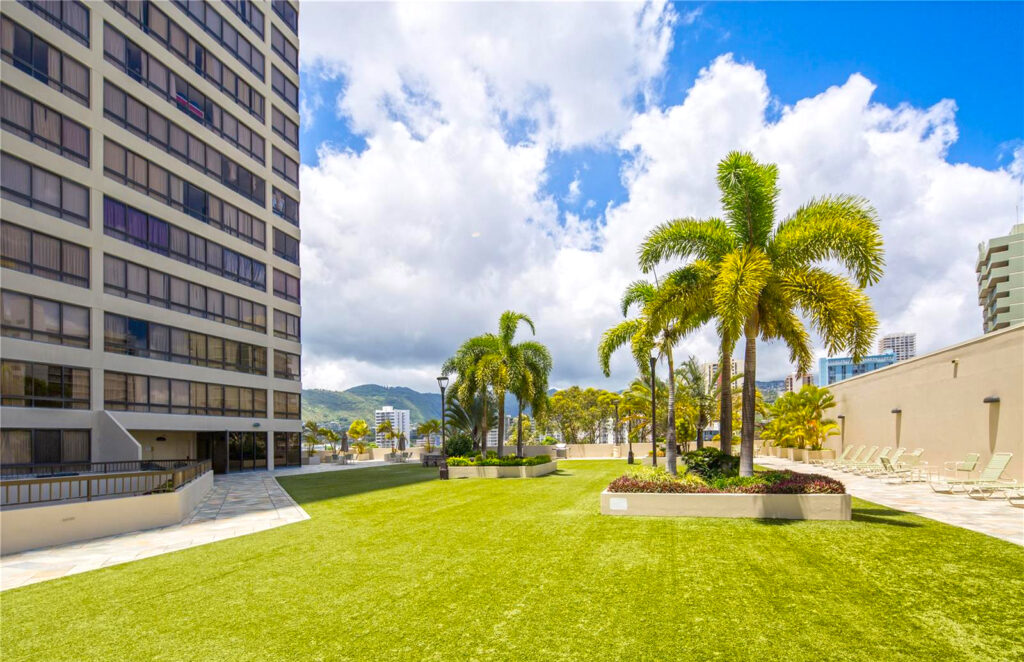 Iolani_Court_Plaza_-_Green_Space_&_Landscaping