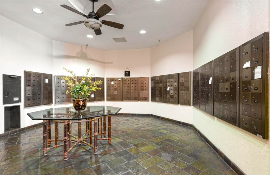 Iolani_Court_Plaza_-_Mailroom