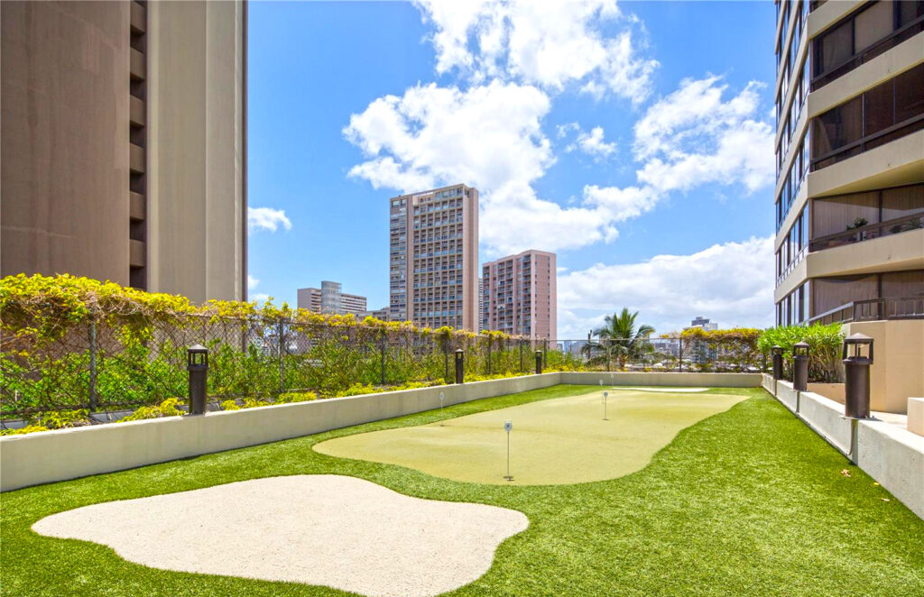 Iolani_Court_Plaza_-_Putting_Green