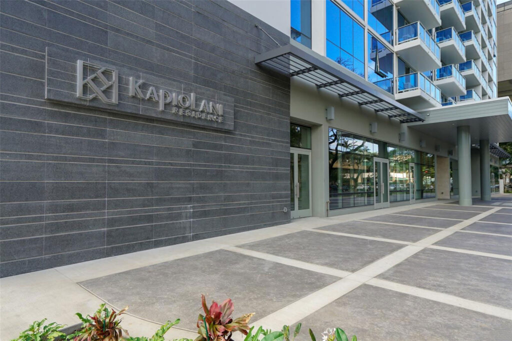 Kapiolani_Residence_-_Entrance