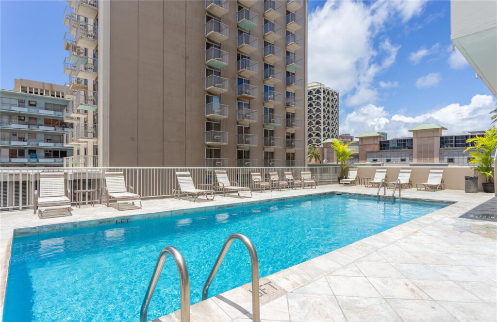 Marine_Surf_Waikiki_-_Pool