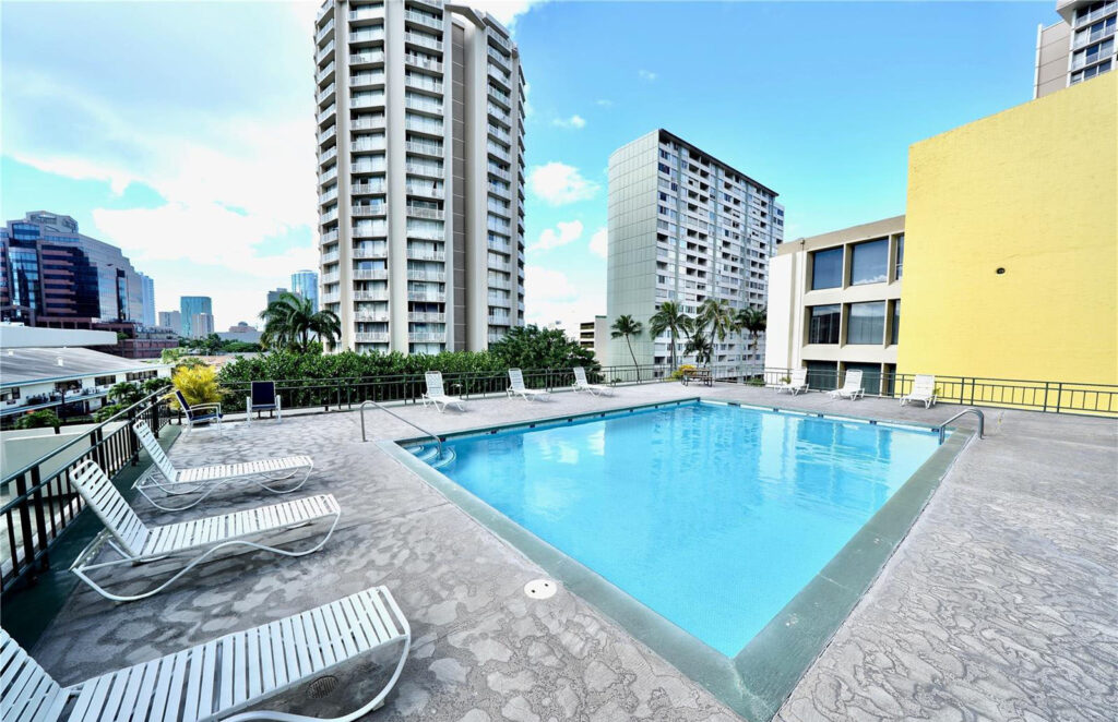 Pacific_Grand_-_Pool