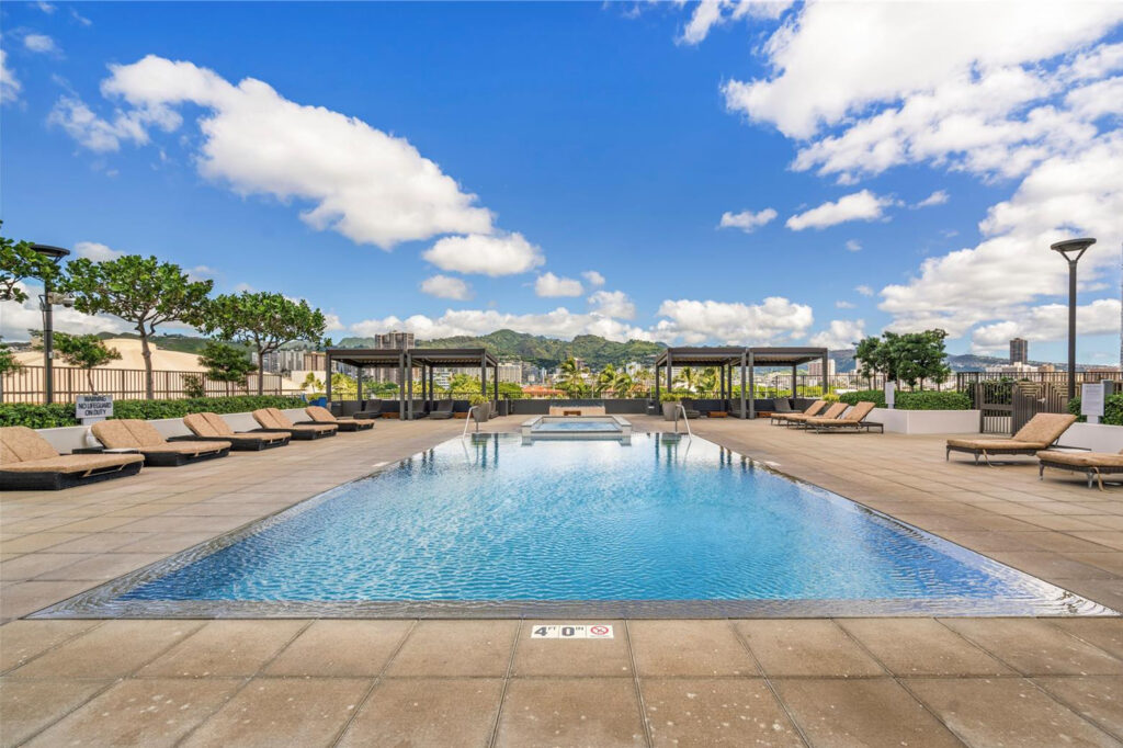 Pacifica_Honolulu_-_Infinity_Pool
