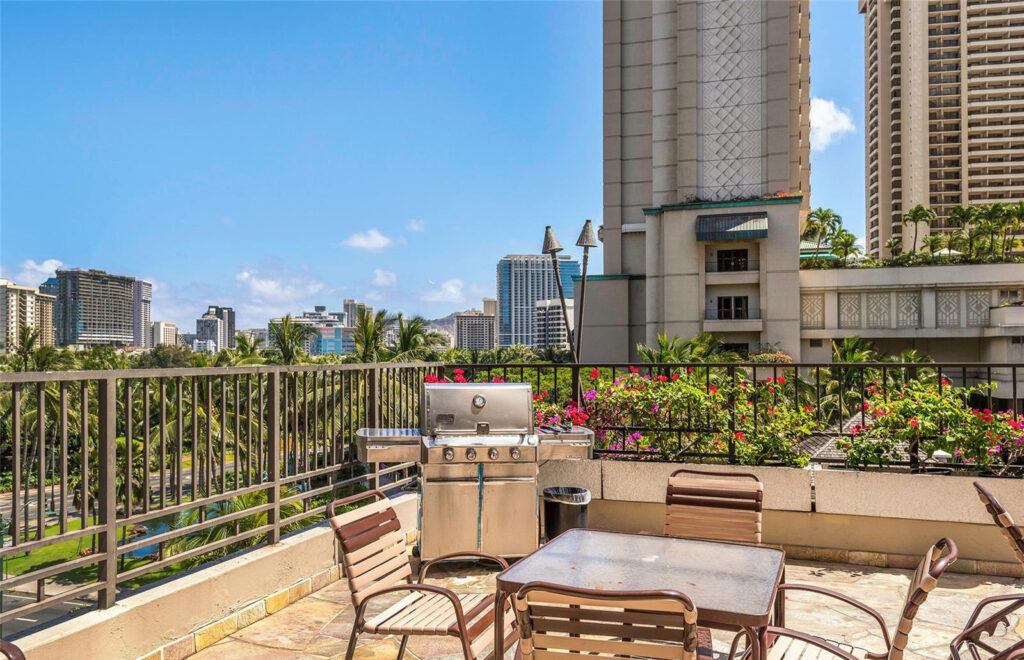 Palms_at_Waikiki_-_BBQ