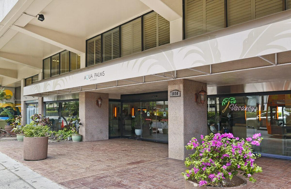 Palms_at_Waikiki_-_Entrance