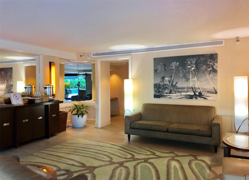 Palms_at_Waikiki_-_Lobby_Seating