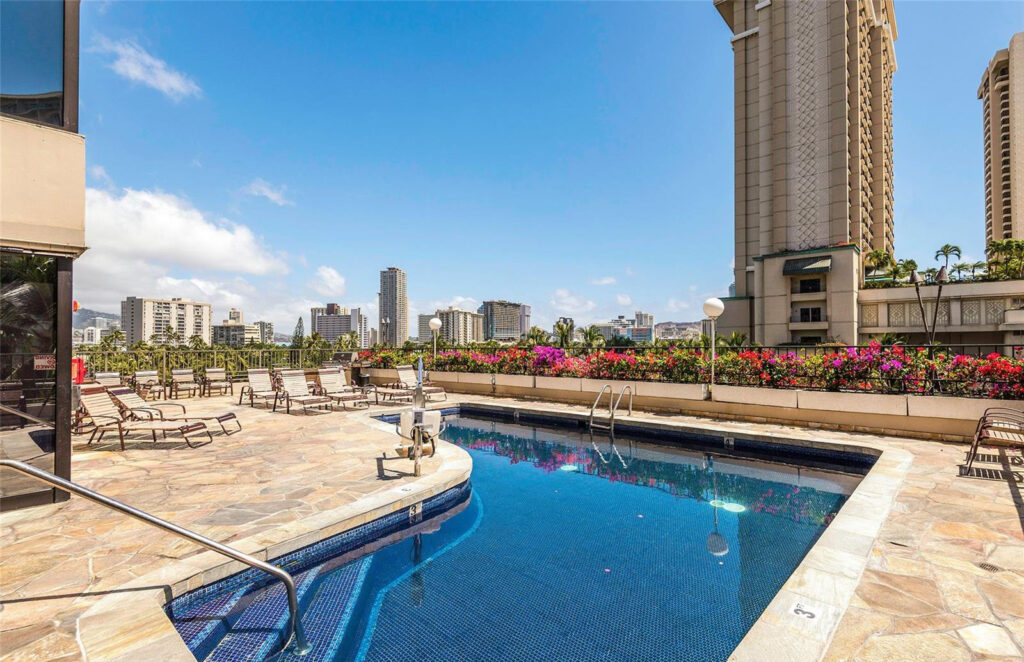 Palms_at_Waikiki_-_Pool