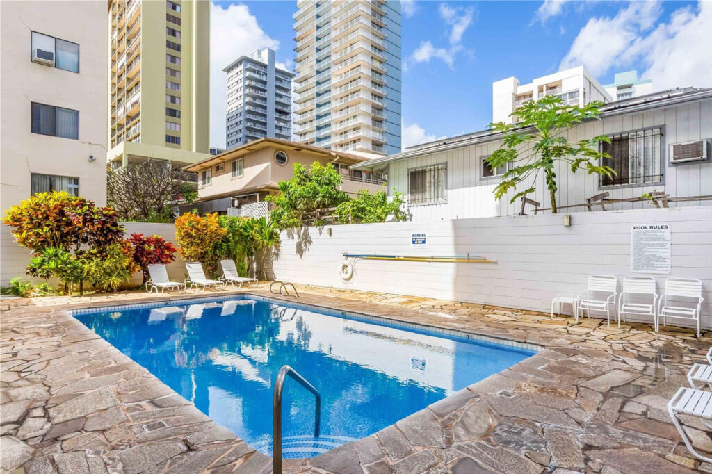 Piikoi_Tower_-_Heated_Pool