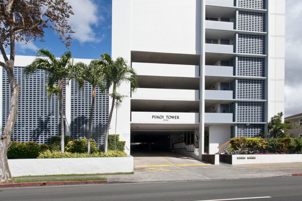 Piikoi_Tower_-_Street_Entrance