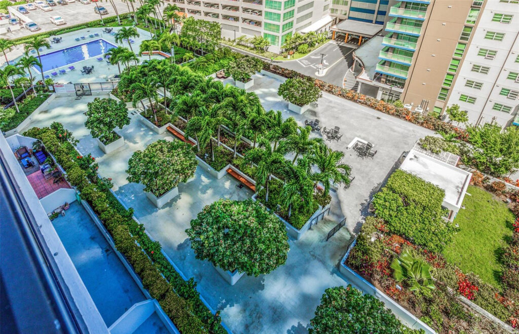 Royal_Capitol_Plaza_-_Amenities_Deck