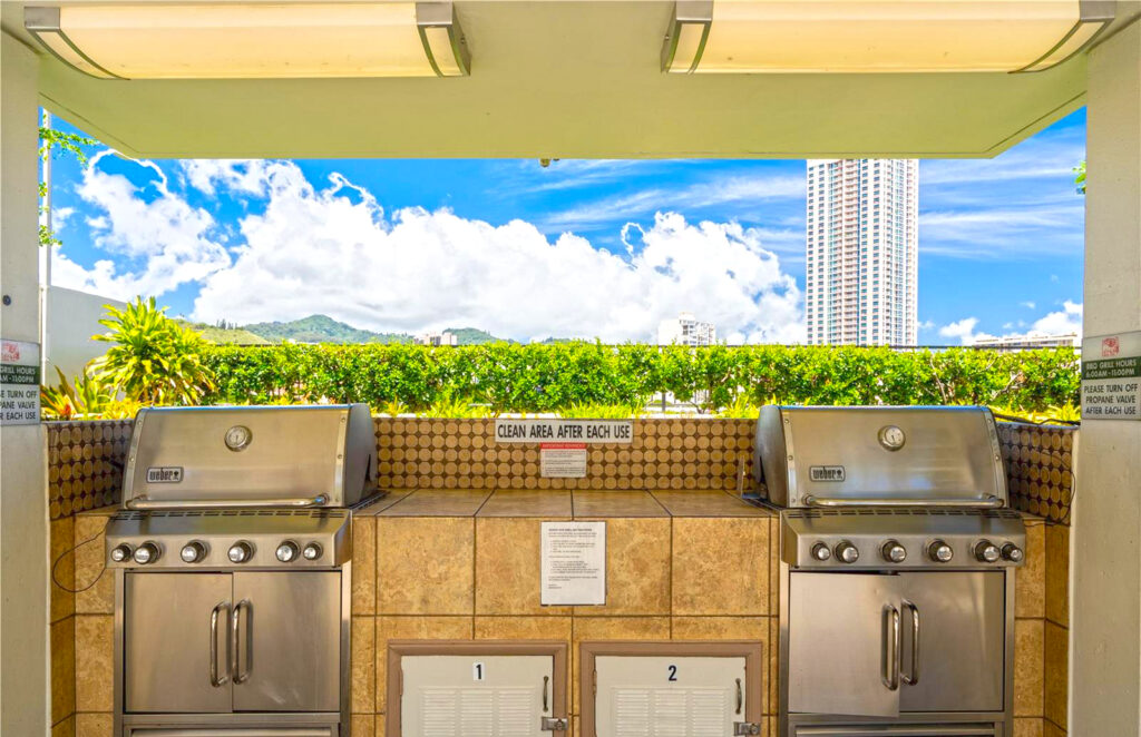 Royal_Capitol_Plaza_-_BBQ_Grills
