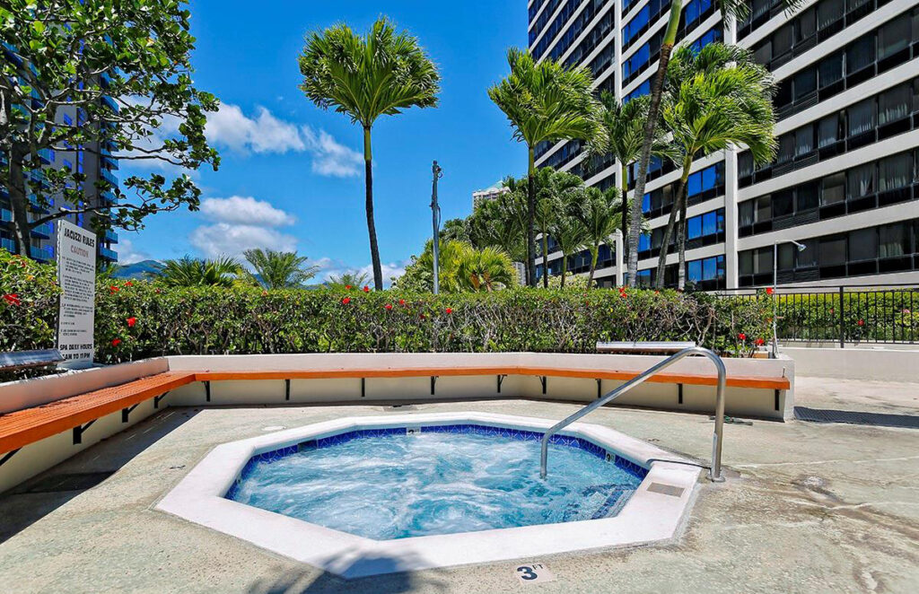 Royal_Capitol_Plaza_-_Hot_Tub