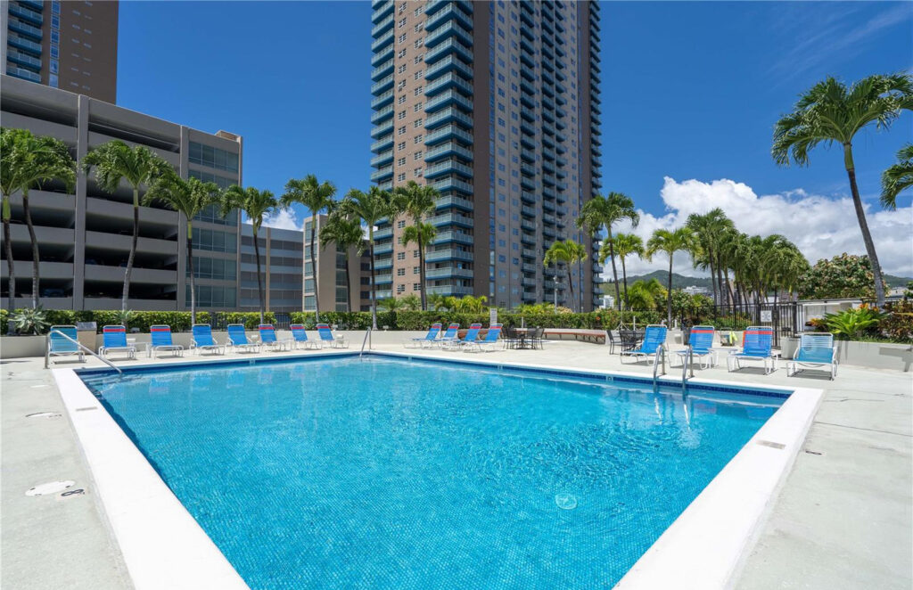 Royal_Capitol_Plaza_-_Pool