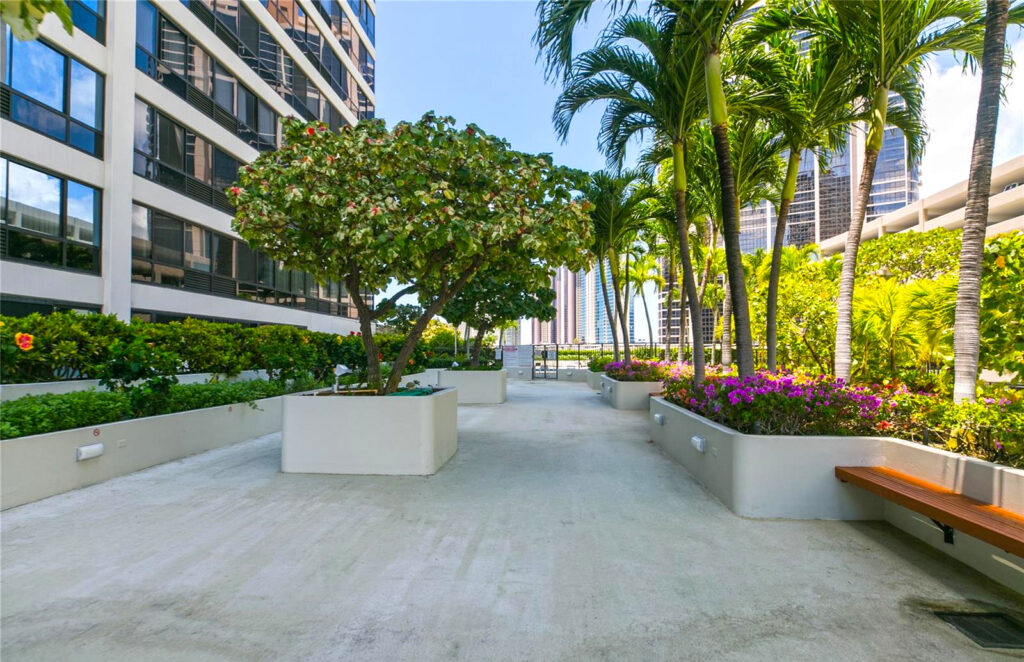 Royal_Capitol_Plaza_-_Rec_Deck