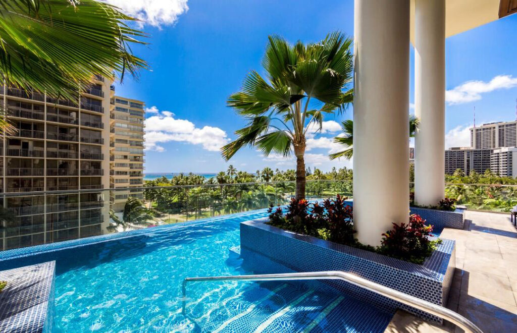 Trump_Tower_Waikiki_-_Pool