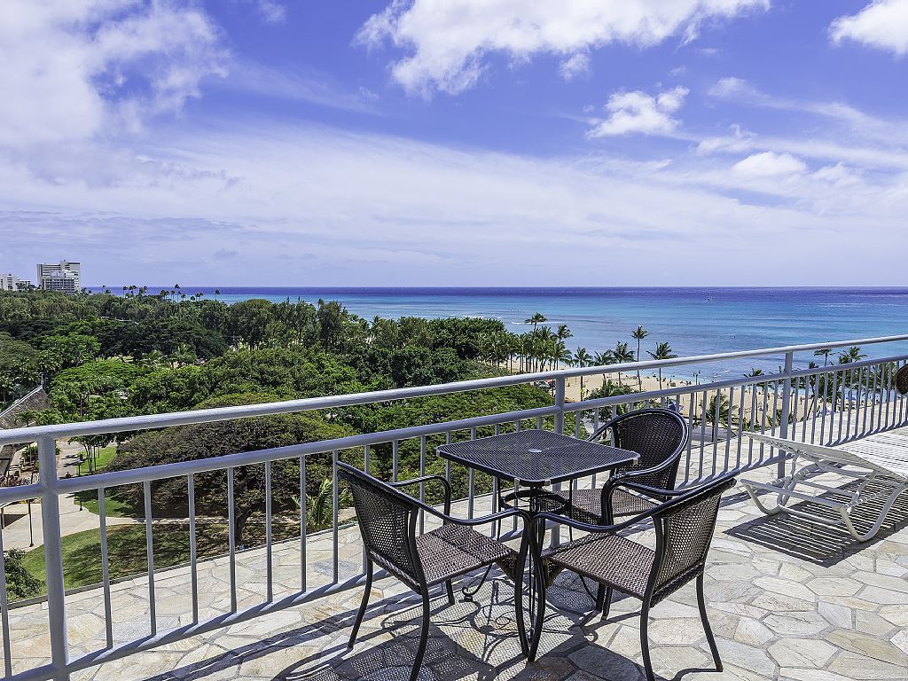 Waikiki_Grand_Hotel_-_Sun_Deck_&_Ocean
