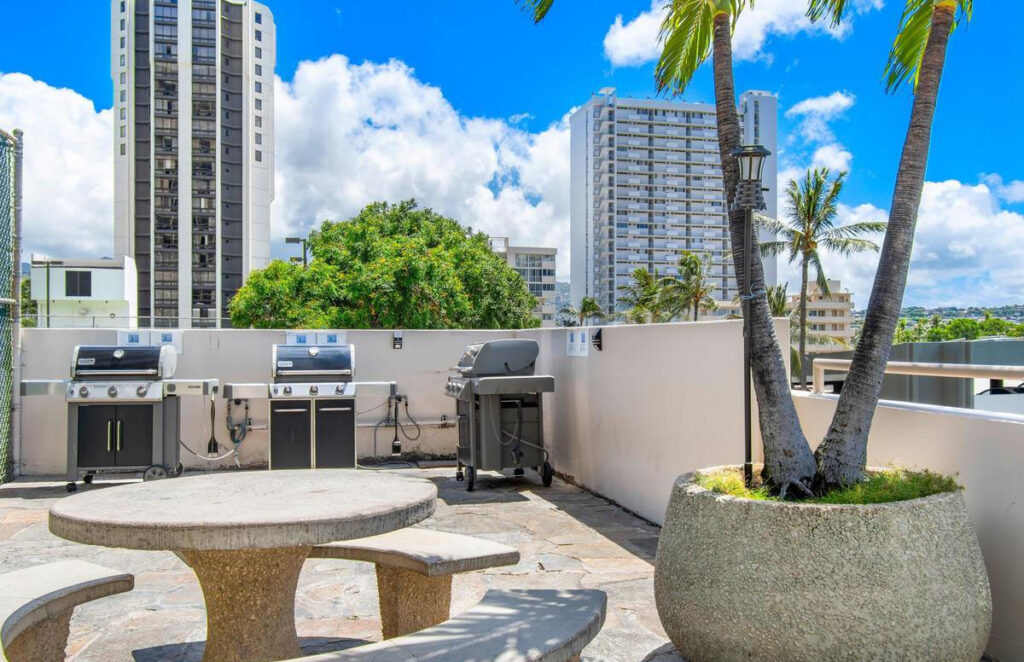 Waikiki_Sunset_-_BBQ_Grills