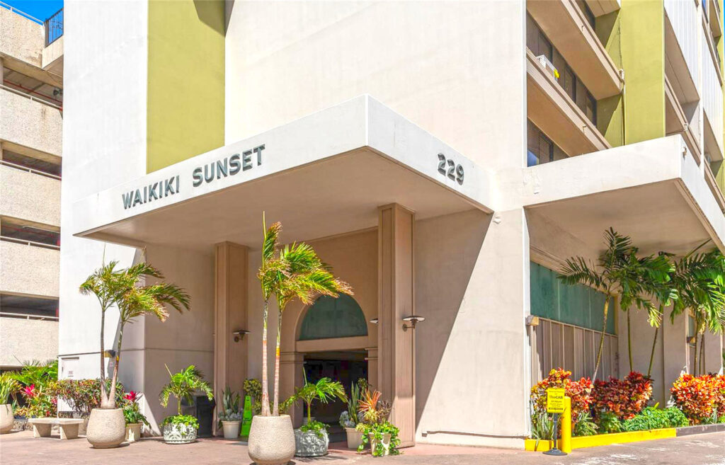 Waikiki_Sunset_-_Entrance
