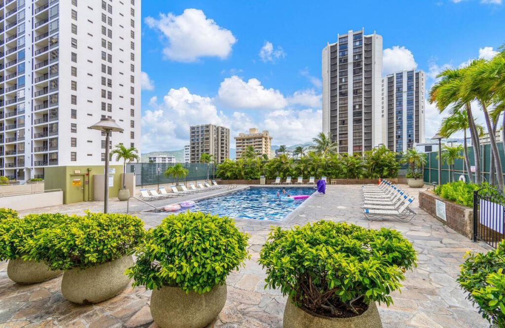 Waikiki_Sunset_-_Pool